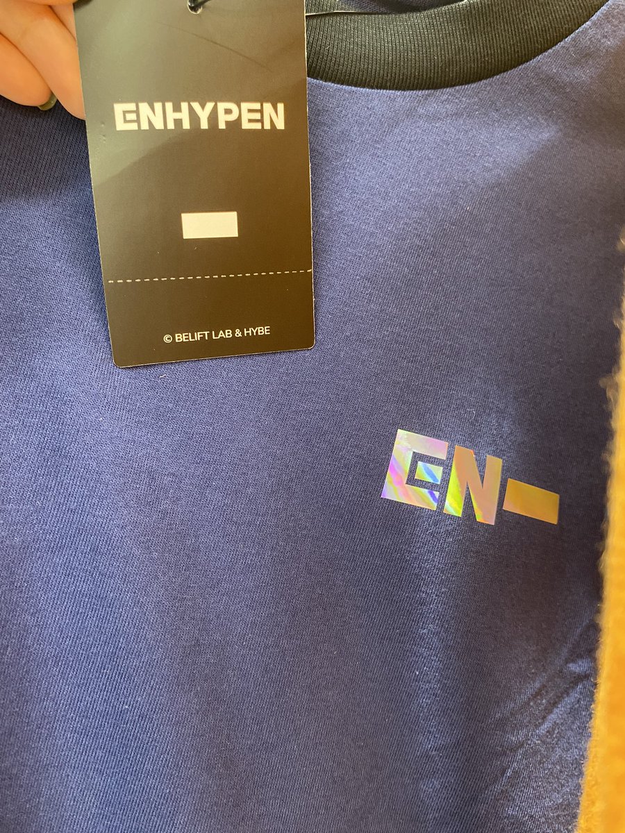 BTW, HERE’S THE PRICELIST

Sweatshirt - 899.75
Shirt- 599.75
Sweat shorts- 699.75

AND LOOK AT THE DETAILS?? HELLO??! ENGENEBONG V2 IS SHAKINGG!!