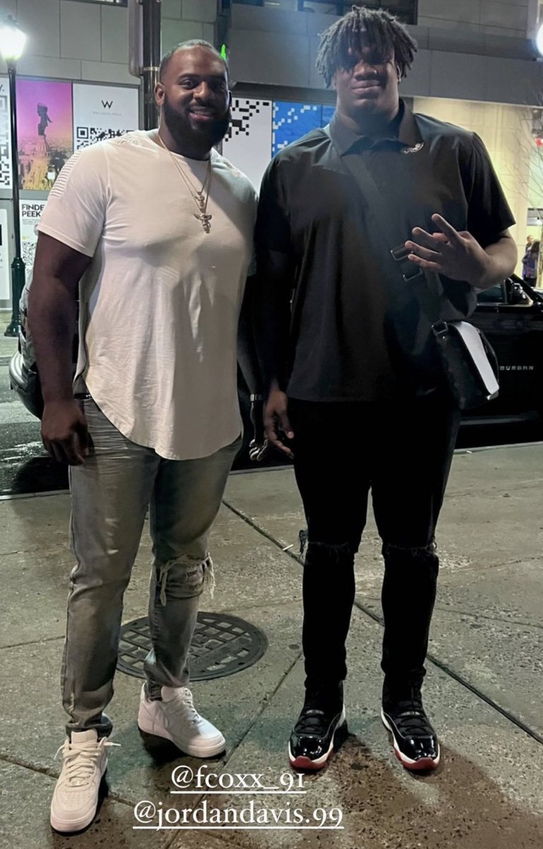 RealWhy_Tea's tweet photo. @JoeyMurr if you think Fletcher Cox is big, here he is next to Jordan Davis. (Cox in white) Davis is a mountain. https://t.co/mHAvpXMegP