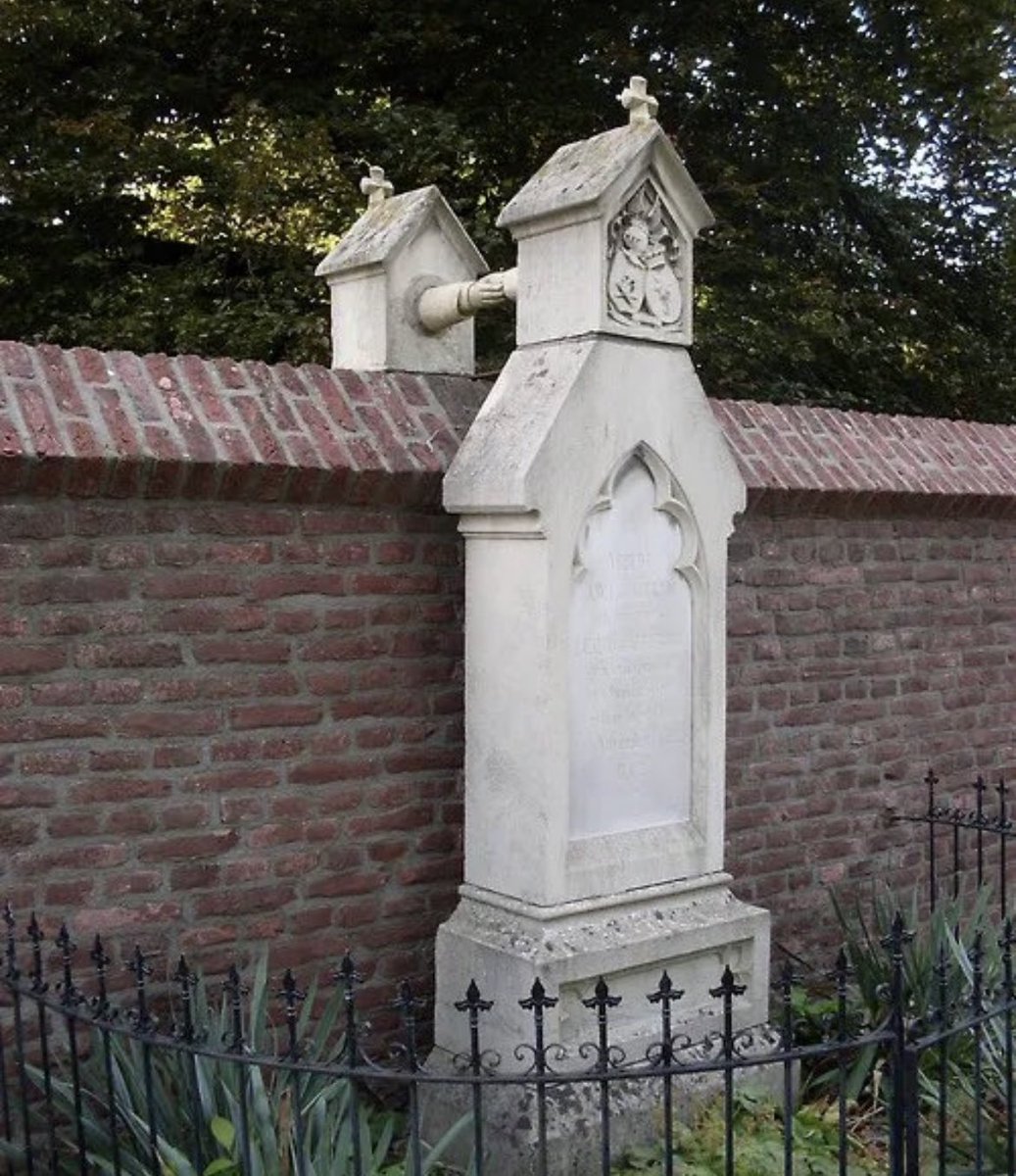 MorbidKnowledge's tweet image. The graves of a Catholic woman and her Protestant husband in 1888 Holland tell a poignant tale. 

Colonel Jacobus Warnerus Constantinus van Gorkum of the Dutch Cavalry found his final resting place on the Protestant side of the Roermond Kapel cemetery in Limburg, Netherlands.…