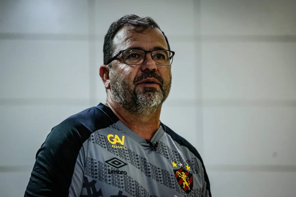 SportInfoPE's tweet photo. "Ninguém quer perder jogo, ninguém quer ter uma postura ruim, a gente quer sempre vencer. No primeiro momento que perceber que estou atrapalhando... Eu tenho uma paixão pelo Sport que faço o meu máximo."

- Enderson Moreira, treinador do Sport https://t.co/5P5mH1rtAV