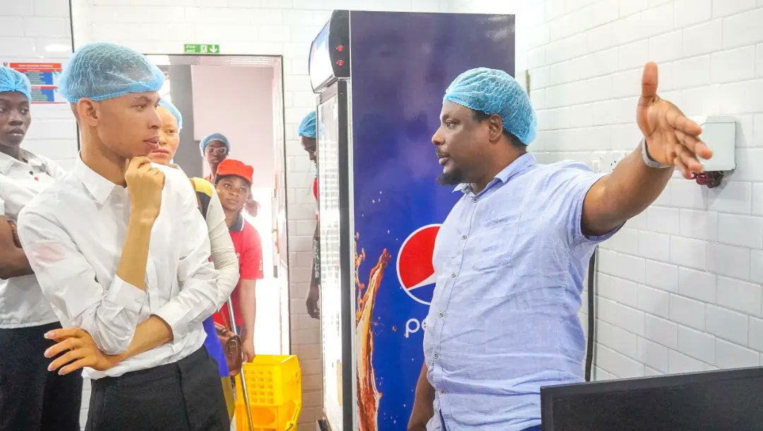 Project_Enable's tweet photo. Last week, we visited @kfcnigeria with some of our fellows as part of the Workplace Disability Project. We're excited about KFC's decision to offer internships to 8 persons with disabilities. Together, we're building an inclusive and diverse future.
#projectenable #inclusion https://t.co/LkzEXtMFFn