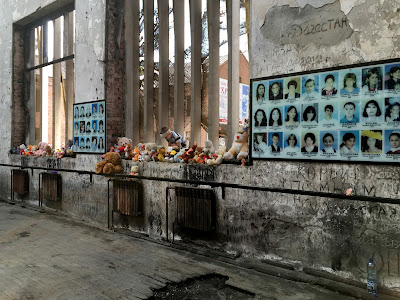 On September 1, 2004, the #Beslan (#NorthOssetia) hostage crisis occurred. The rescue operation, launched by #russian authorities using armored vehicles and mortars (!), claimed the lives of 334 people (186 children) and injured 783 citizens.
#FSB #Russia
ucrania-mozambique.blogspot.com/2016/09/a-mani…