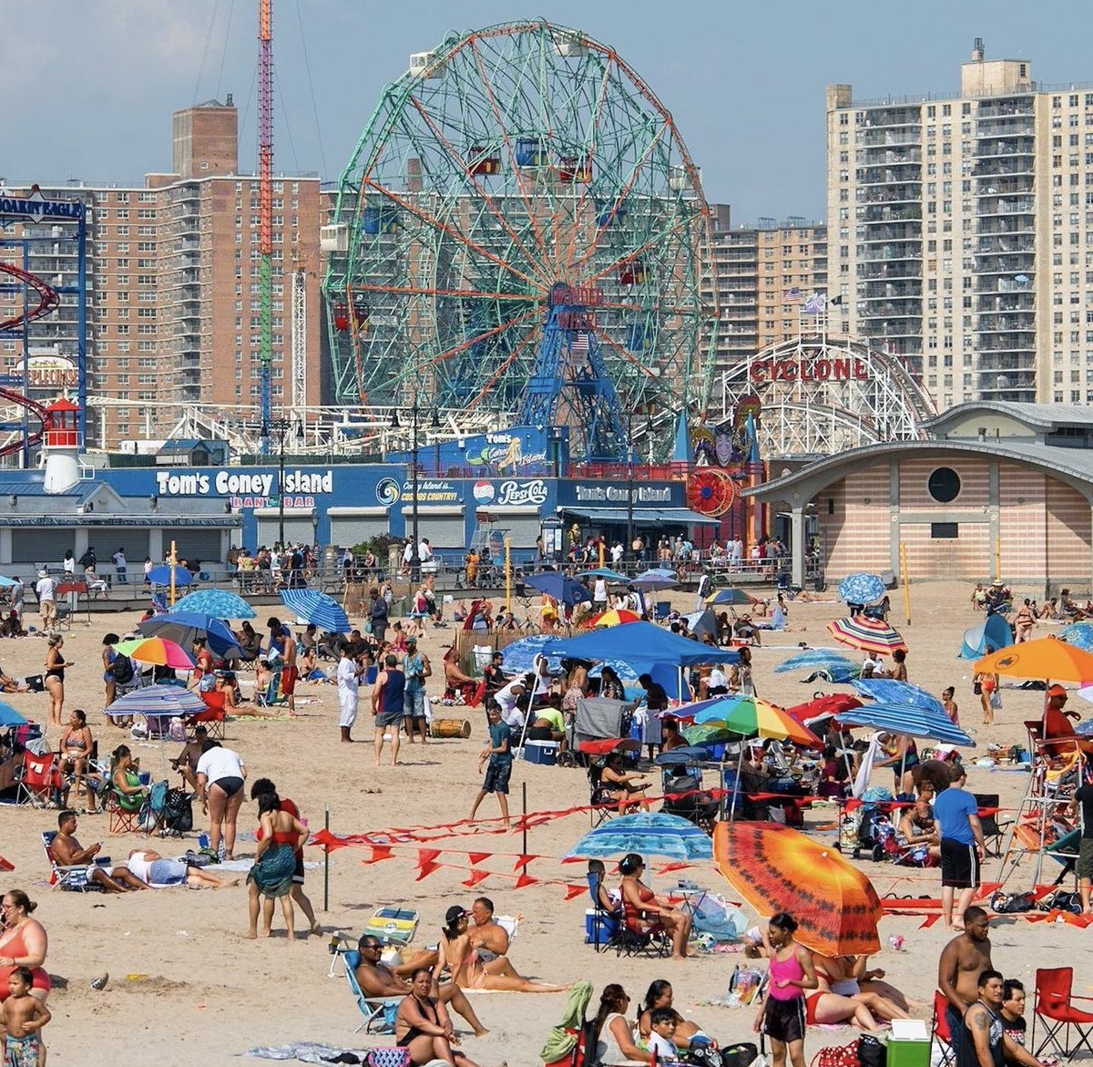 Happy Labor Day 🇺🇸 Celebrate by hitting the beach and having some fun today! @nyaquarium 🐠 opens at 10AM @originalnathans 🌭 opens at 10AM @WonderWheelPark 🎡 opens at 11AM @LunaParkNYC 🎢 opens at 11AM #coneyisland