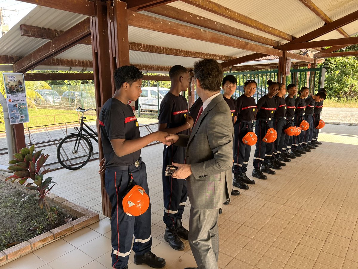 acguyane's tweet photo. C’est au collège Ferdinand Madeleine à Iracoubo que le recteur @DulbeccoRGuyane a été reçu par le Pcpl Mr Exili et son équipe. Il a pu découvrir en compagnie de Mme le Maire et du représentant de la CTG, 1 communauté éducative engagée qui obtient 100% de réussite au DNB et CFG https://t.co/yErOd7UXMf