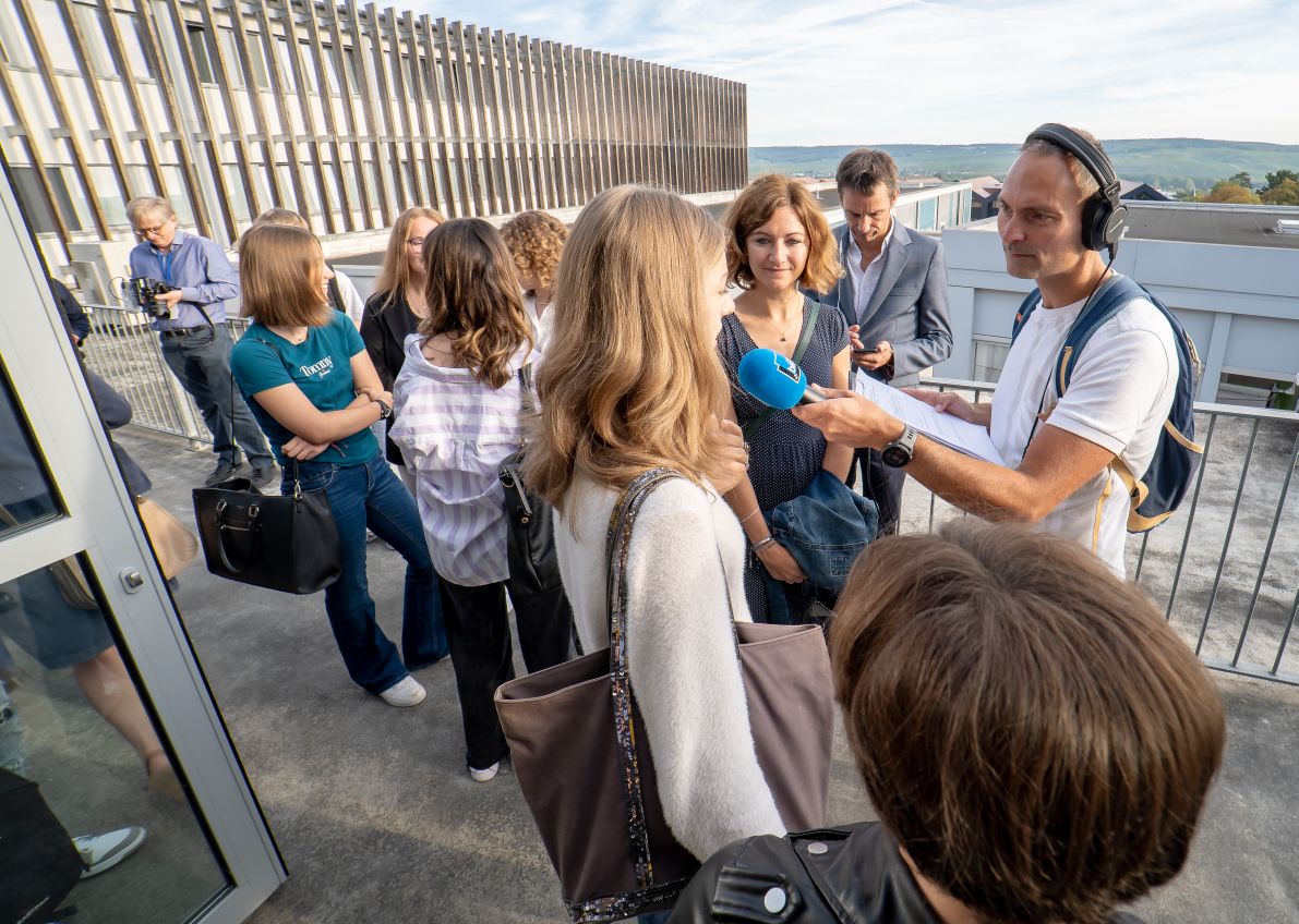 AcReims's tweet photo. 📣 C’est la rentrée pour les 222 000 élèves et 17 000 enseignants de l’académie de Reims !

À l’occasion de cette #rentréescolaire, le recteur Vincent Stanek s’est rendu ce matin au lycée Hessel d’Epernay (51)

#rentrée2023 📖 https://t.co/zkyU0lUOe3
