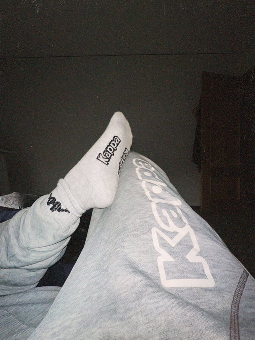 Hace nada estaba en calzones en mi cuarto, ahora con medias y sudadera por el fr&iacute;o🧦❄️🥶 https://t.co/