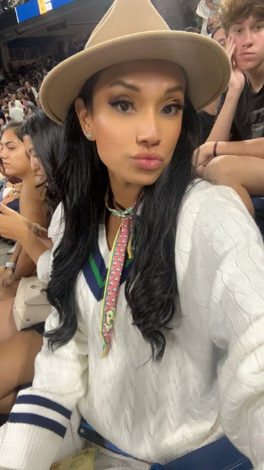 Being a doll ❤️🎾 https://t.co/FsBTClZEmB<a href="/tag/freakygeeks"class="tags"><span>#freakygeeks</span></a>