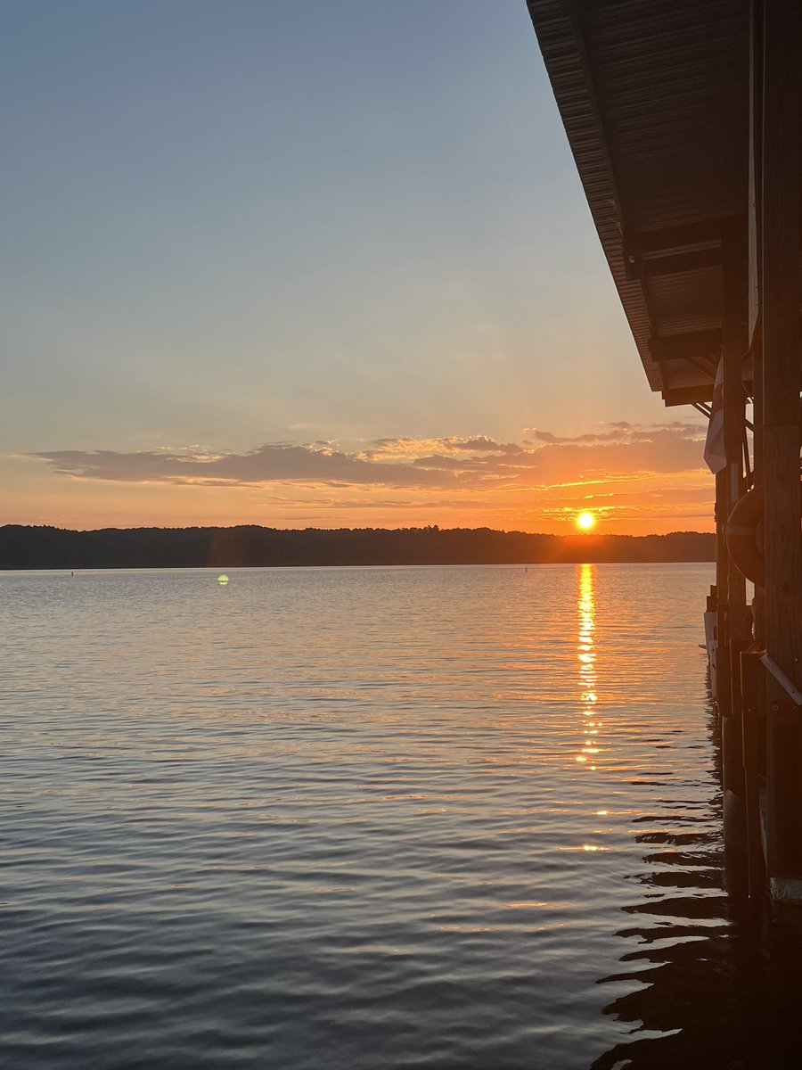 fropappy's tweet photo. Sunrise on the lake, can’t beat it. #Sunrise #Degray #Arkansas #LaborDay https://t.co/NLCVEfZnfl