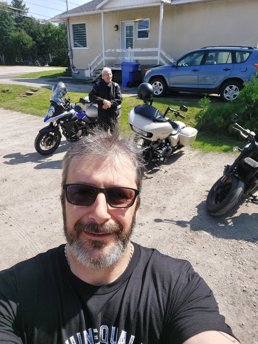 Legare69411's tweet photo. Belle journée de moto avec mon père et ma conjointe https://t.co/b16fd3Nl4d