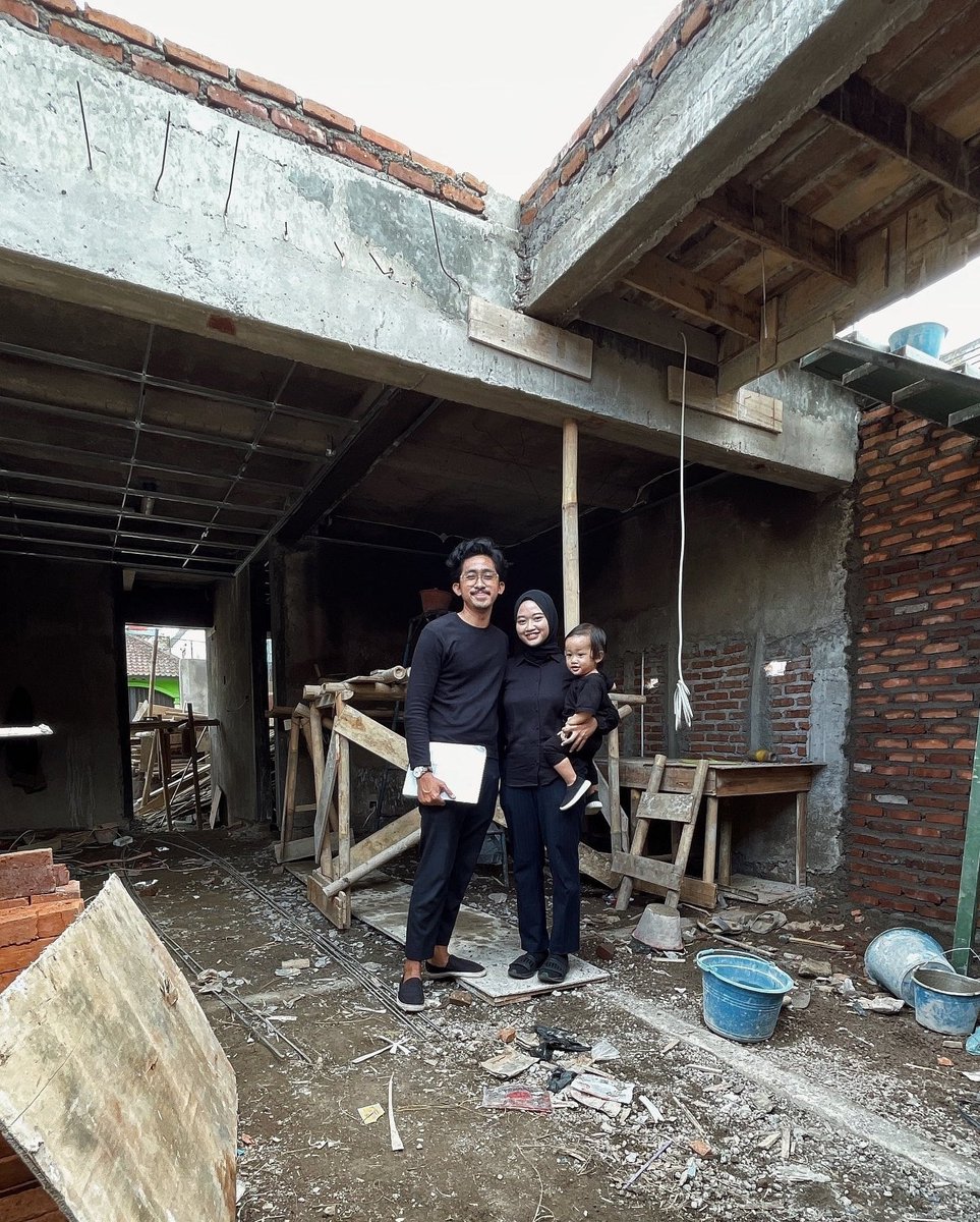 Madariyanhadi's tweet photo. Dari sebelum menikah sampai sekarang, gue selalu support penuh istri apalagi untuk karirnya sebagai arsitek.

Jadi inget pas awal-awal dia pindah ke Bandung, dan baru resign dari kantor lamanya. "Duh, kapan ya punya proyek bangun rumah di Bandung." Sembari berjalan dia membangun bisnisnya sendiri di bidang arsitek, gue mencoba kasih insight2 how start nya. Meskipun bidang bisnis yang gue jalani berbeda sama dia...

Sampai pada titik, dia mendapatkan proyek "beneran terbangun" di Bandung dan menjadi stepping stone untuk bisnisnya. Ya, rumah kami sendiri menjadi portfolio istri yang sangat menjanjikan. Perlahan orang mulai tertarik dan percaya untuk pakai jasa istri. Dan kini sudah mulai banyak kliennya, ada dari; Jakarta, Bandung, Tasik, Semarang & Bali. 

"Dua sisi yang saling mengisi, dua sisi yang menginspirasi."