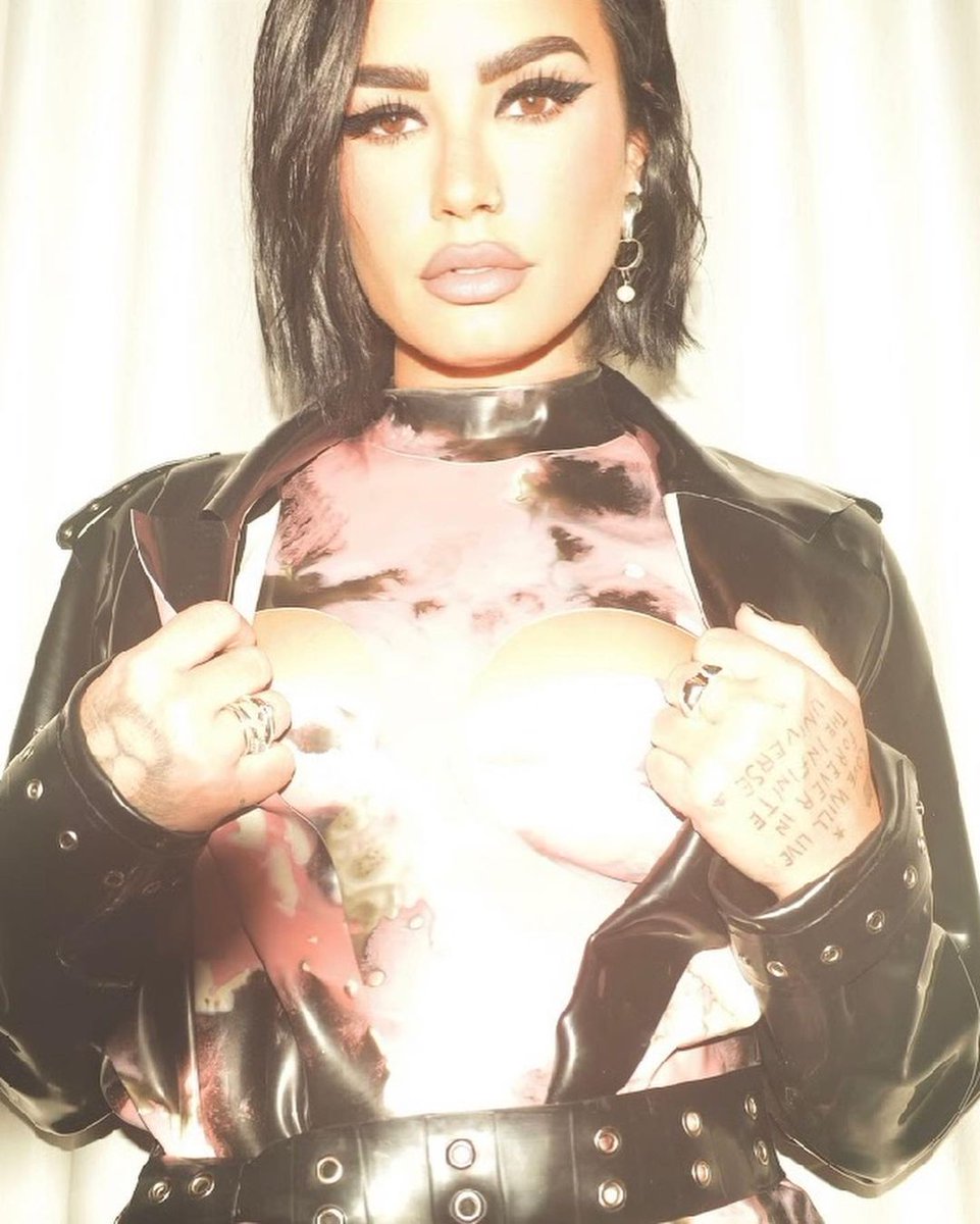 portallovato's tweet image. DIVINA!

"Um pequeno momento de látex"

📸 | Demi Lovato via Instagram (ddlovato).