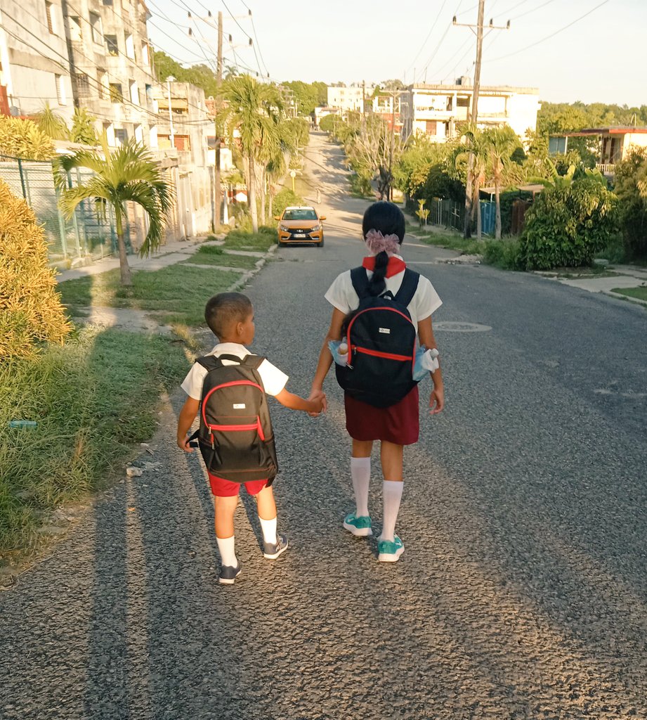 David_qva's tweet image. Cuba, ¡comienza el curso escolar!... y allí van los míos ...con mil bloqueos y 20 mil carencias, pero en Cuba no se cierra ni una sola escuela, ningún niño se queda sin clases, esa es Cuba!!
