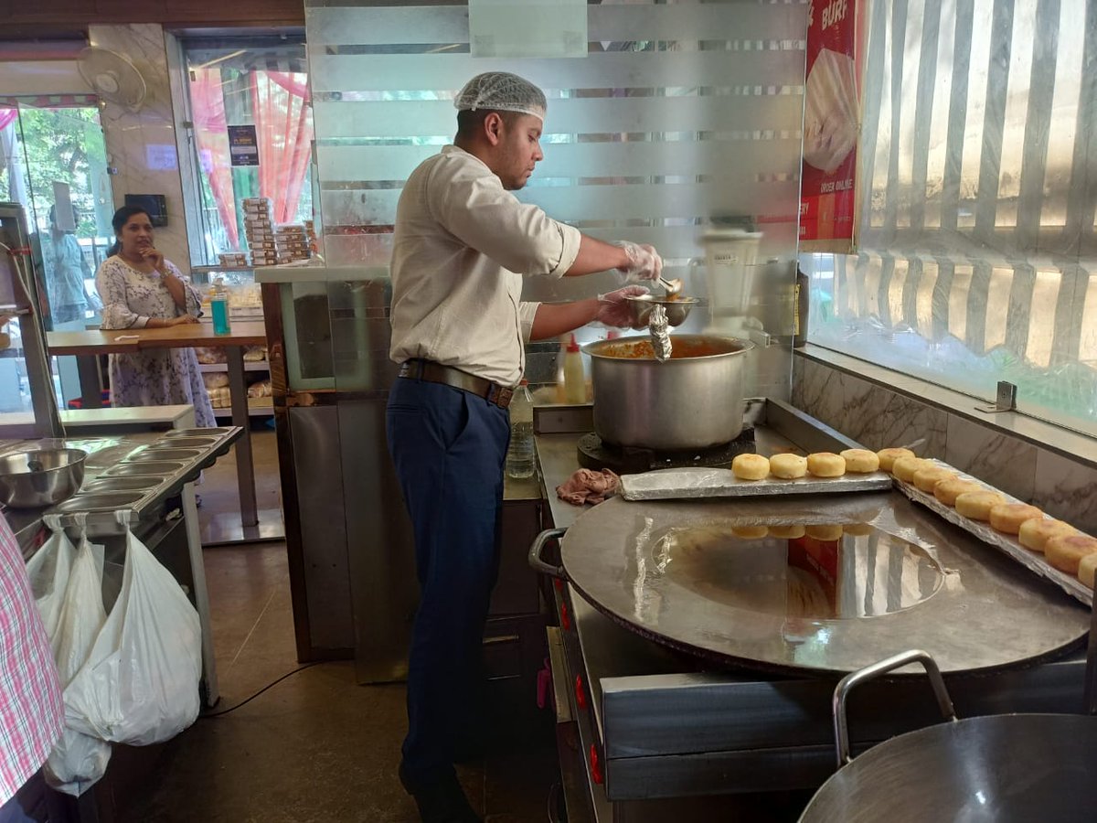 ERC_NewDelhi's tweet photo. @NehaBansal31 @SaloniaKapil 
The team of Food safety department , Shahadra district visited PANCH MISHTHAN  at Dilshad Garden upon receiving complaint and after inspection, a total number of 5 samples of sweets &amp;  prepared food were lifted for analysis under FSS Act 2006. https://t.co/33n5PeOnGO