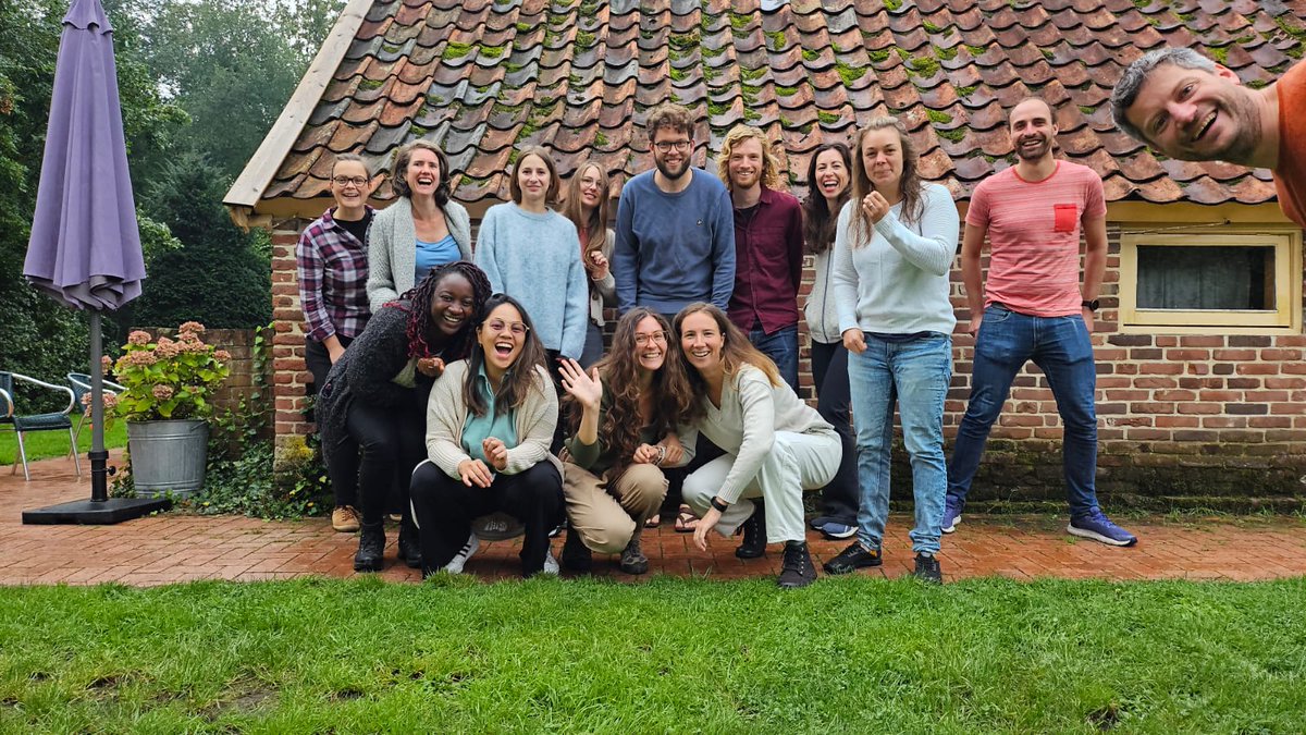 🔍What do you spot in this photo? 
I see - DROUGHT - resilience, adaptation, hazard, impacts, forecasting, etc...
But most importantly, I see the JOY of our work! 
Do you feel our energy?  💪🌾
  
- IVM Drought group 2023 - 

Explore our research here: hydrologicalextremes.org