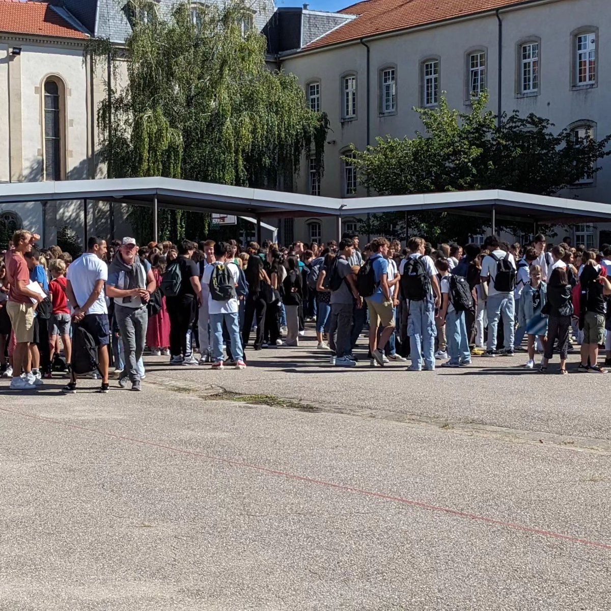 lamalgrange's tweet photo. Une journée de rentrée bien chargée : découverte des emplois du temps, des classes et des professeurs, remise des insignes aux nouveaux élèves avant de commencer les cours l'après-midi.
Bonne rentrée à toutes et à tous https://t.co/xrHWFs67sd
