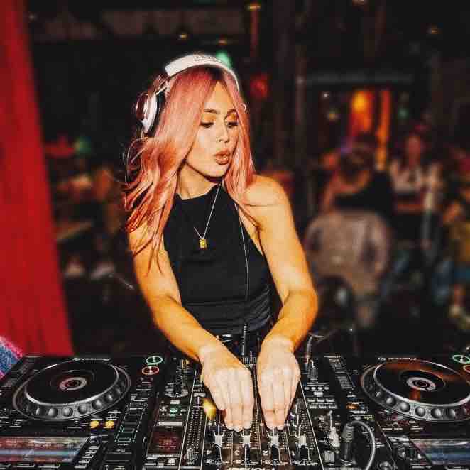 JammText's tweet photo. In the zone 🎧🎚️🎶
.
.
.
.
#dj #djlife #cdjs #cdturntables #mixing #blending #scratching #weeknights #weekends #party #parties #jammtext https://t.co/ry6346VFLs