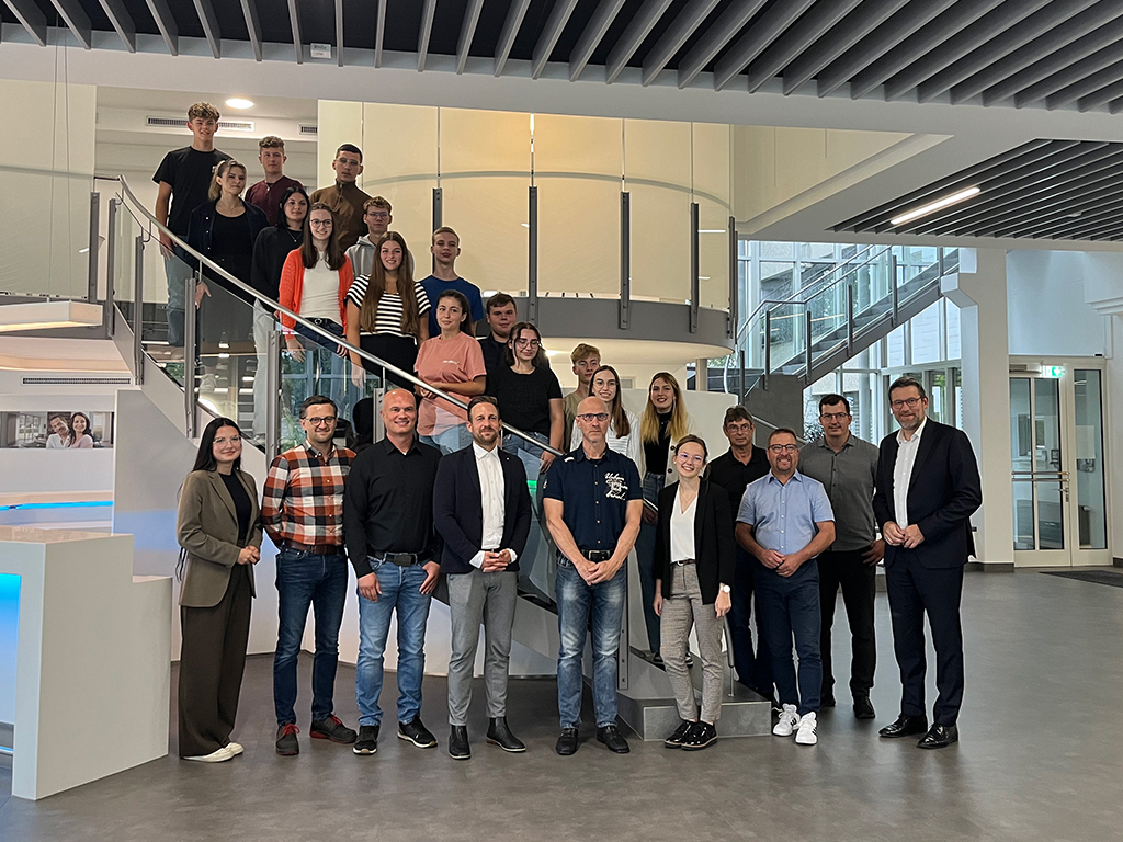 Herzlich willkommen im #teamkermi! 😎
Am Freitag durften wir 15 neue Azubis und zwei Duale Studenten bei uns begrüßen. Ihre Ausbildung machen die Jugendlichen in 8 Ausbildungsberufen im kaufmännischen und gewerblichen Bereich.
Schön, dass ihr bei uns seid!💚 #ausbildungsstart2023