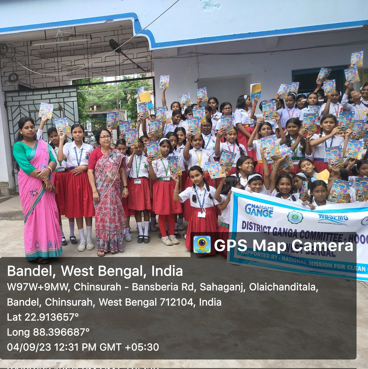 ReemaGange's tweet photo. Chacha Chaudhary comics books distribution done by District Ganga Committee- Hooghly.This book has been distributed among 676 students in Tribeni Girls' Chinsurah Duff,Bansberia Girls',Hooghly Girls',Bansberia High School
@bharatpathak08 @cleanganganmcg  @MoJSDoWRRDGR @DMHooghly https://t.co/9DAyu70YKk