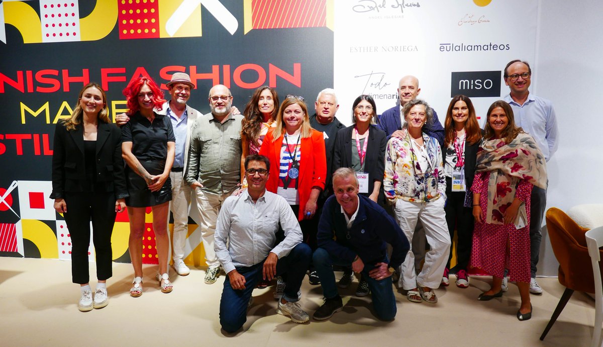 empresasjcyl's tweet photo. 👏👏👏 ¡Enhorabuena a las 11 empresas de #CastillayLeón que han triunfado en la feria #WhosNext con sus colecciones de moda y accesorios 👗👕👖. Han presentado las tendencias para la primavera-verano 2024 que han cautivado al público internacional. #ICECYL #MadeInCastillaYLeon https://t.co/aWcMdmri3A