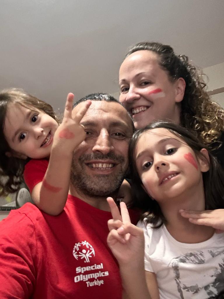 Voleybolcu kadınlarımızla ne kadar gurur duysam azdır

#kadiningucu <a href="/karakurtebrar18/">Ebrar Karakurt</a>