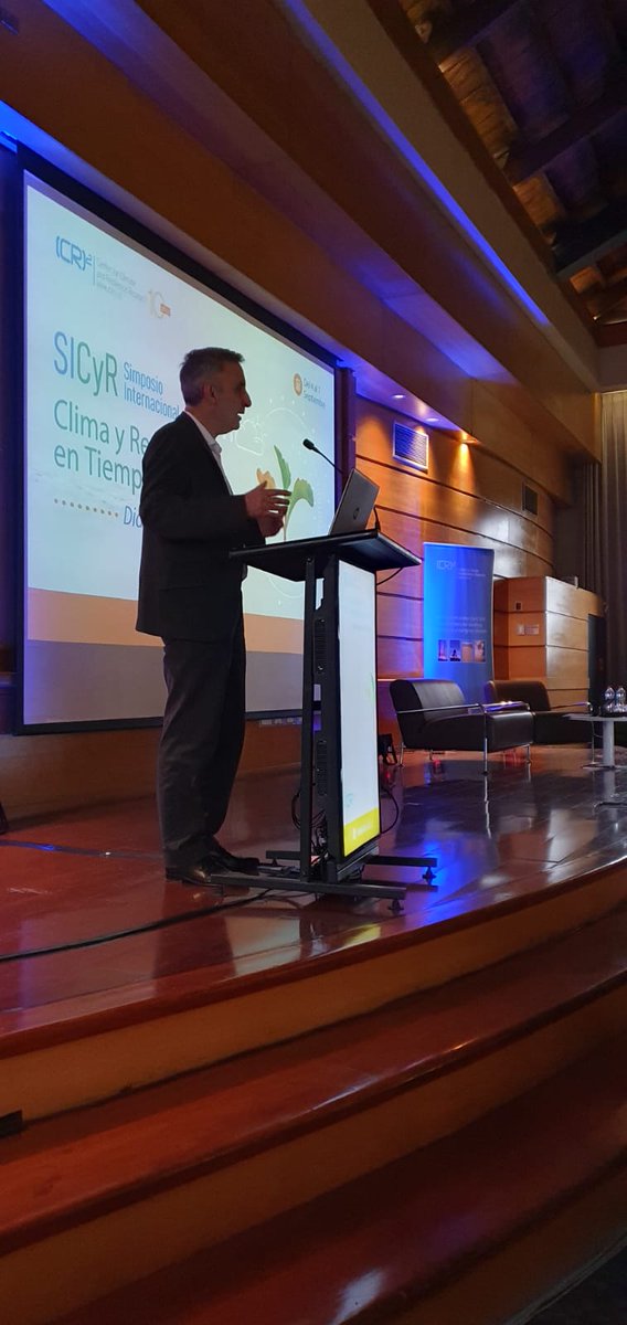 El director del CR2, René Garreaud, dando comienzo Simposio Internacional Clima y Resiliencia
en Tiempos de Cambio.
Para conocer más revistas simposio.cr2.cl