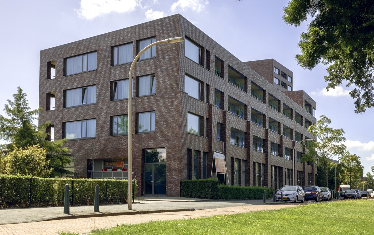 In opdracht van <a href="/staedion/">Staedion</a>  hebben we aan de Knobbelzwaansingel in Den Haag een bestaand schoolgebouw getransformeerd naar 12 appartementen.

Het pand is (voorzien van stadsverwarming waardoor alle appartementen voldoen aan energielabel A.