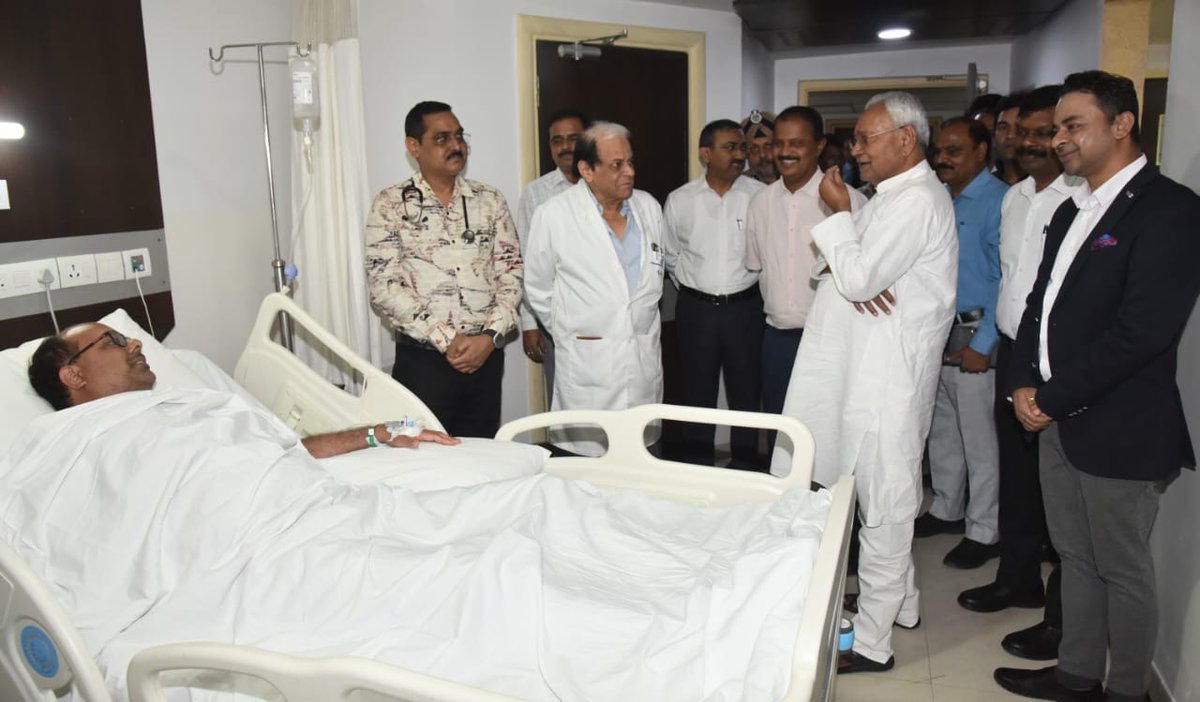 NitishKumar's tweet photo. पारस हॉस्पिटल में जिलाधिकारी, पटना श्री चंद्रशेखर सिंह जी से मिलकर उनका कुशलक्षेम पूछा। उनके जल्द स्वस्थ होने की कामना है। https://t.co/lpixoDZGrP