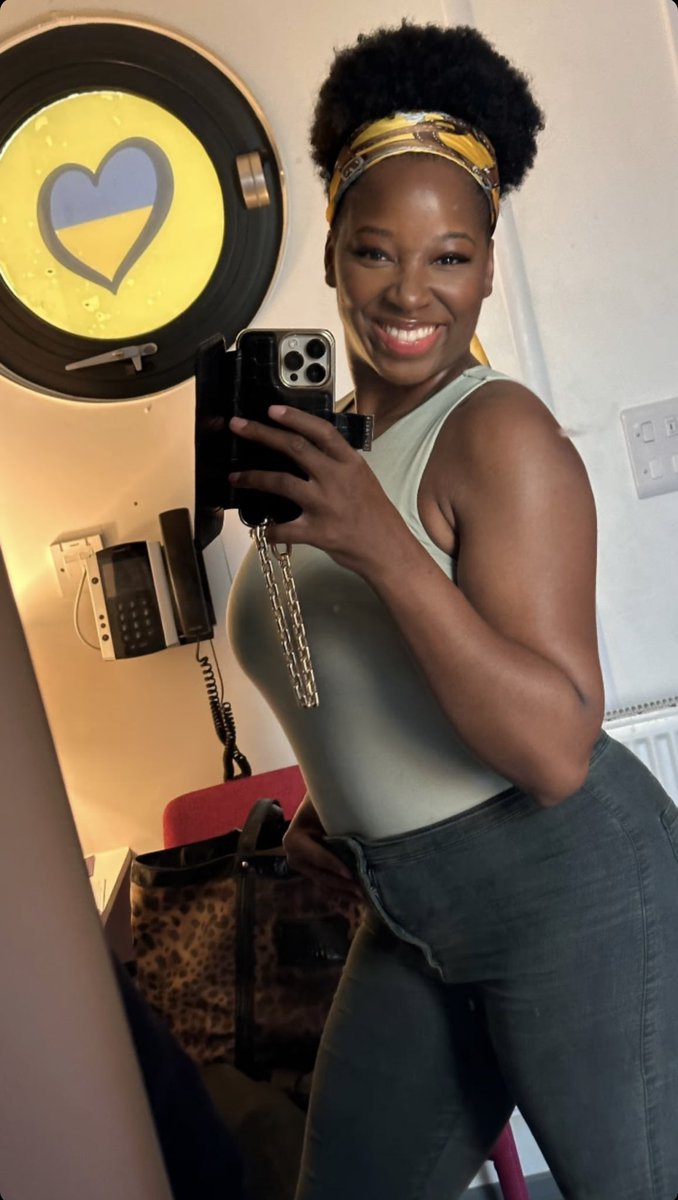 Good vibes from @Jamelia 😍🙌🏿 #jameliadavis #melanin #melanated #brownskin #brownskingirl #chocolategirl #naturalhair #naturalhairstyles #afropuff #4chair #mirrorselfie #britishcelebrity #brummie