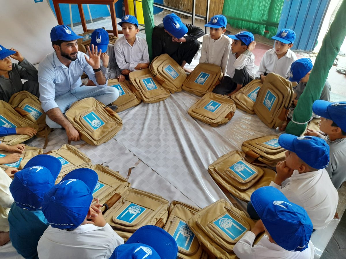 Shahnazhashmi6's tweet photo. #POCARll created a pivotal difference in the life of street children with the collaboration of NFBE. Distribution of Hygiene kits in NFBE schools. #TahafuzSayHayMeraAajAurKal 
@Afshan_Jamal @NfbeDept @azhar_saifi @IslamicReliefPK @IslamicReliefDE @IRWorldwide https://t.co/OqAWwS61ee