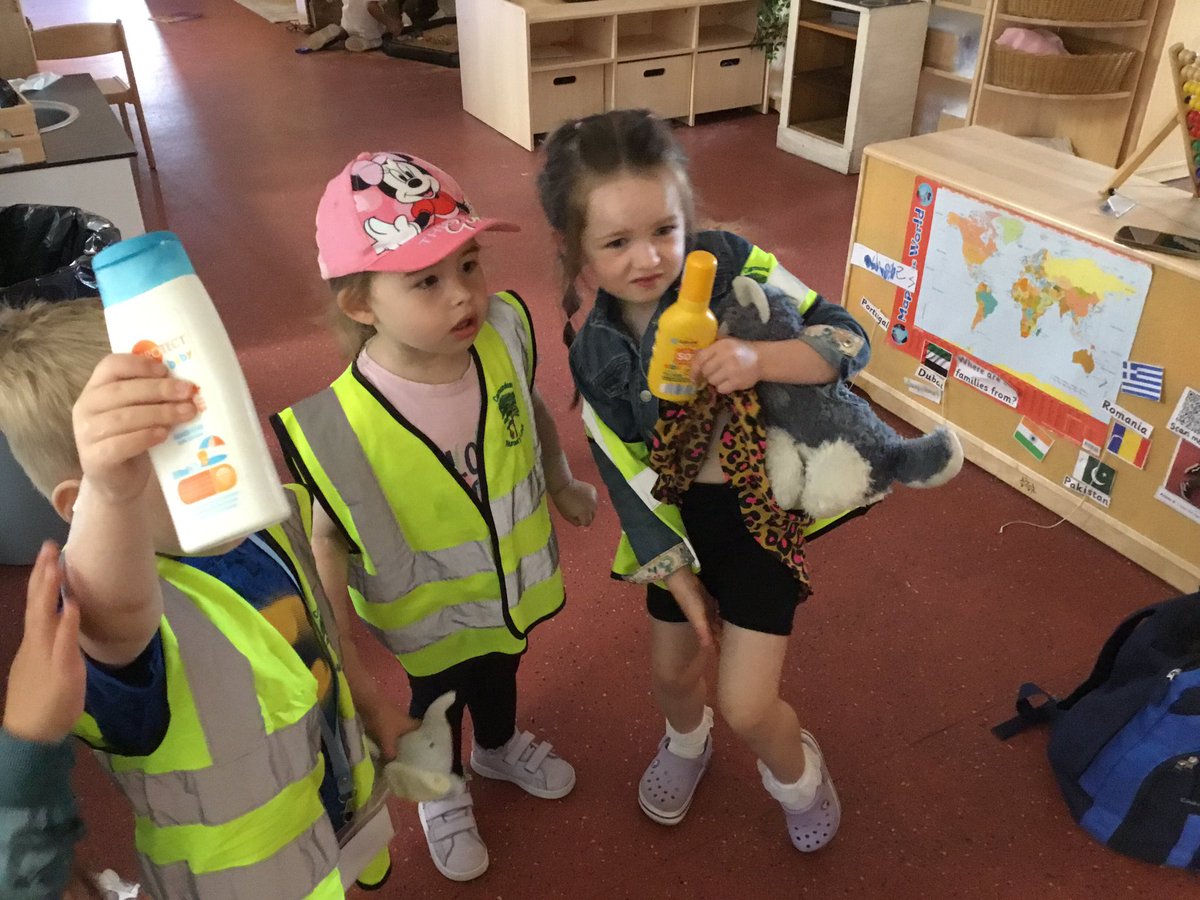 CarmondeanELC's tweet photo. We were learning to be #safesam in our community. Today some of our children used the IPad to identify in the community how to keep safe. 

“We don’t touch the bin cos’ there’s lots of germs”
“We stay with a adult”
“We wear suncream”
#beingme

@wlelc 
@ELCScotGov 
@ScotGovEdu https://t.co/ZIoHvDZky2