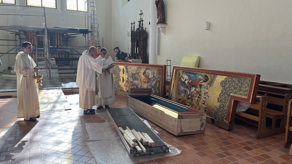 FSVF_Chemere's tweet photo. Le Prieur de la Fraternité bénit les peintures et statues de l'#auteldurosaire https://t.co/j0ZxaXhgKL