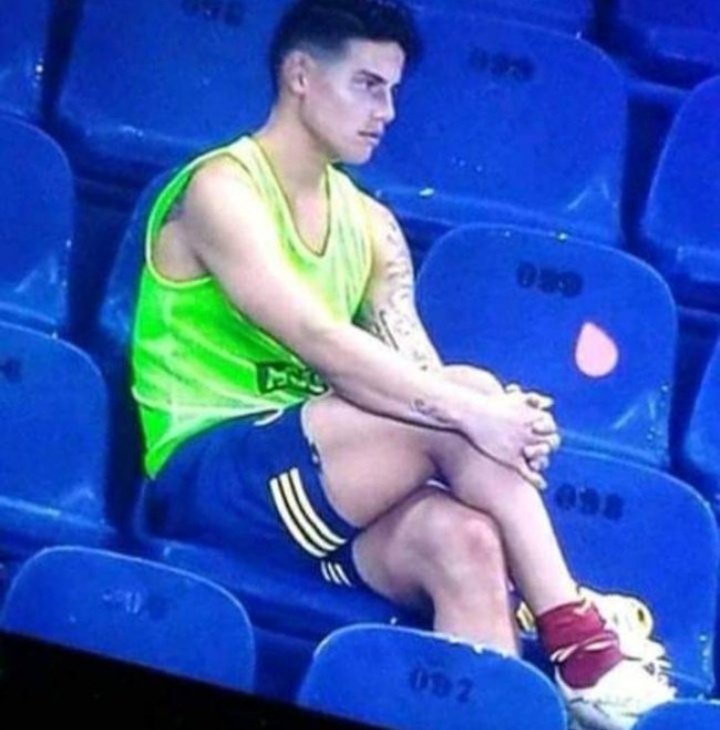 CDMC305Sencillo's tweet photo. Esperando que sea las 00:00 para poner en todo volumen "Feliz cumpleaños" de Tokisha🌚 https://t.co/kuf6CkKLx1