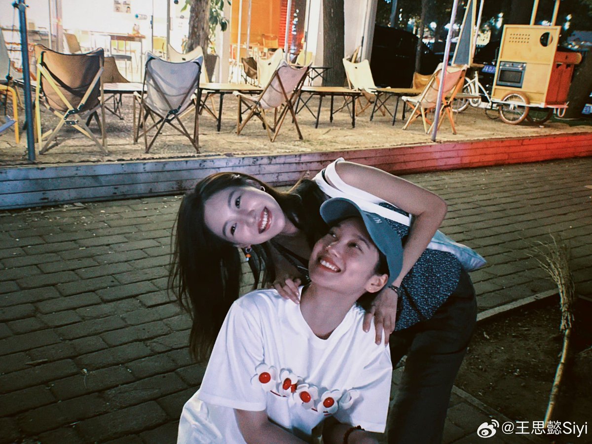 rarazrzr's tweet photo. So happy to see them gathering up once in a while. #ZhangXinyi is very close with #WangSiyi, they always shared picts once or twice a year, but I'm surprised that #LiJiaxiang was also there. Only Fang Xiaodong and Zhao Zefan weren't there 😊

#SeeYouAgain #为你千千万万遍 https://t.co/T4XPpnj5xs