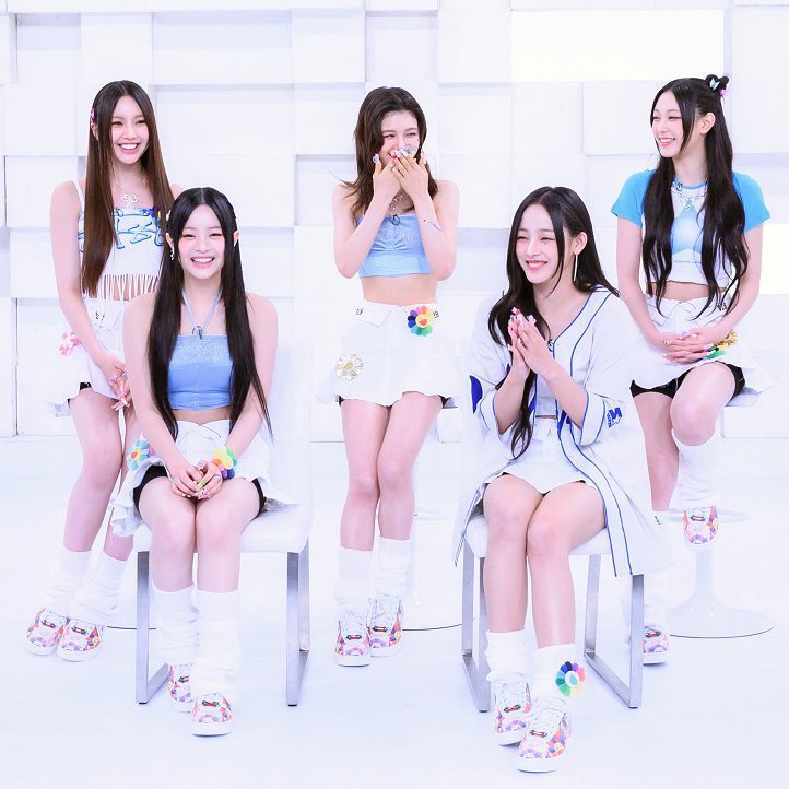 New Jeans showing off the <a href="/takashipom/">takashi murakami</a> Drip 🌸🔥🦿