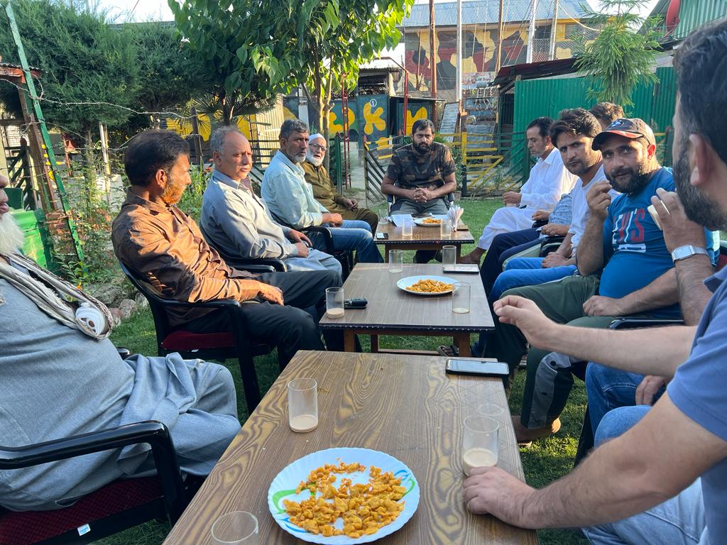 kasheer_w's tweet image. Bhagatpura Army Camp strengthens ties with locals, engaging with village leaders. Discussions focused on local challenges and development opportunities. #CommunityConnect 
#Bhagatpura
#Handwara
#Kashmir 
#IndianArmy