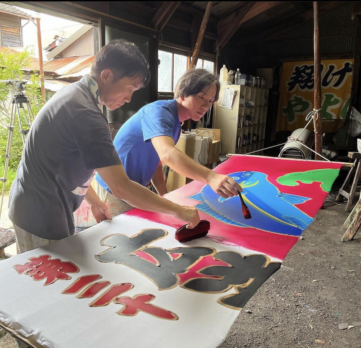 ichihayato6's tweet photo. 日本海テレビ、海と日本プロジェクトinとっとりの番組「SEA TOTTORI 2023」の取材をしていただきました！
#日本海テレビ
#大漁旗
#染物 https://t.co/2R0bMFhxsY
