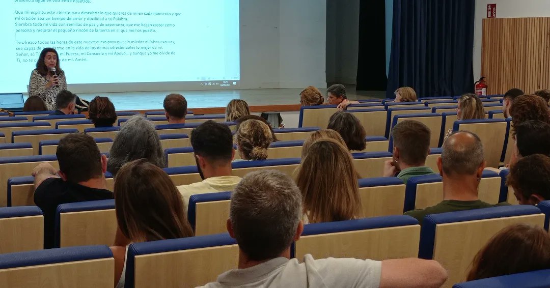 mcorredentora's tweet photo. 🌱 Claustro de Bienvenida en el que hemos comenzado orando juntos y deseando que esa ilusión de las vacaciones nos acompañe todo el curso
Que no se nos olvide la voluntad de trabajar por y para nuestros alumnos y que el espíritu Compasionista nos guíe en nuestro día a día 🛤️ https://t.co/9NdaSUVuDC