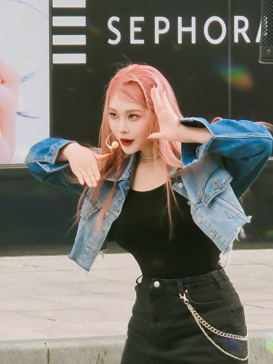 hwavin_pic's tweet photo. 230904 신촌 버스킹 

#수안 #박수진 #SWAN 
#퍼플키스 #PURPLE_KISS 
@RBW_PURPLEKISS https://t.co/F9dbfImvtJ