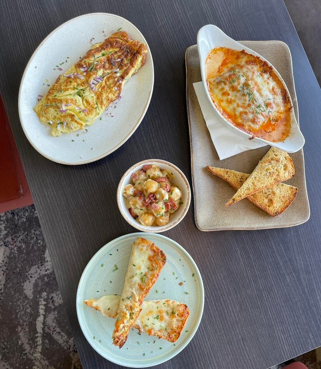 Describing a happy lunch in a photo: 📷

→ Homemade Lasagne £10 🍲
→ Omelette £7 🍳
→ Garlic Ciabatta £3
→ Tater Tots £4.5

Best enjoyed with Family or Friends! 👏🆙