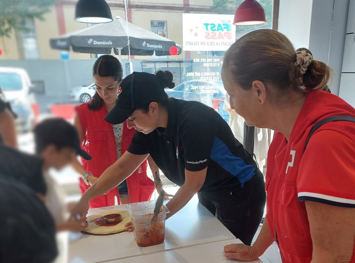 CruzRojaSevilla's tweet photo. Gracias a la colaboración de @DominosPizza_ES los peques de #CRUtrera han podido sentirse chefs por un día.
Para poner fin a los dos meses de Escuela de Verano, han realizado su propia pizza acompañados por nuestro voluntariado y guiados por el personal de Domino's. https://t.co/G7eZTmoIqB