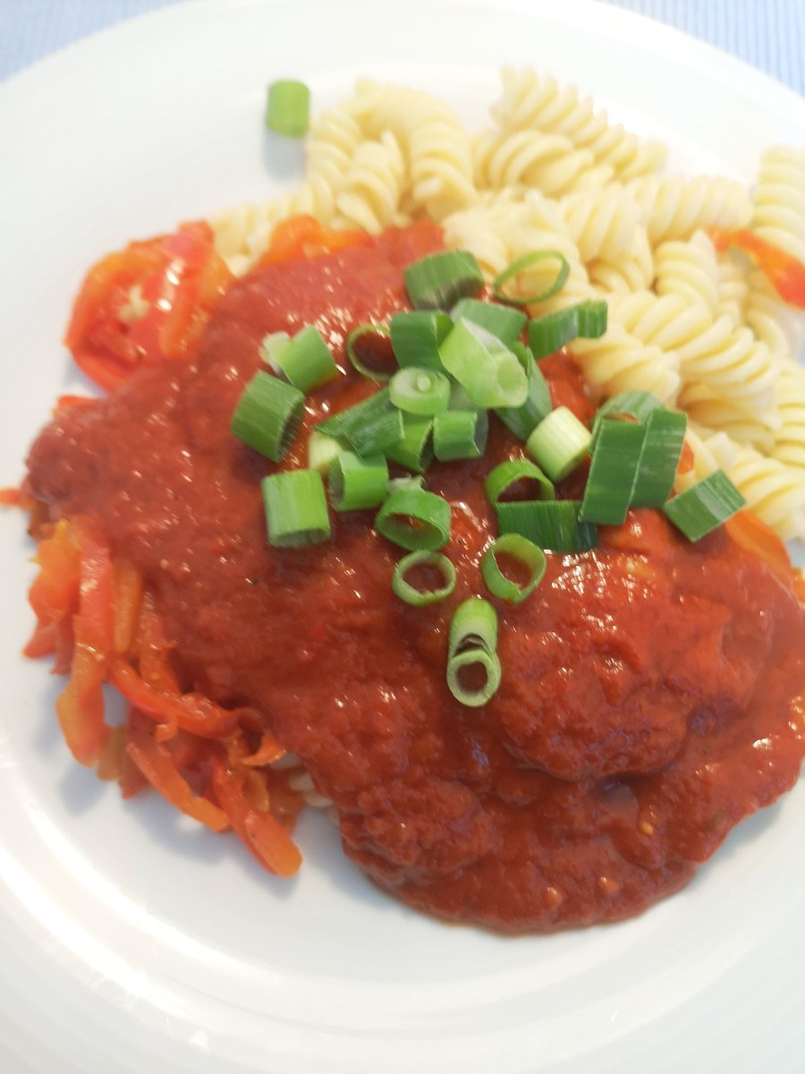 HalfShinyHead's tweet photo. Endlich wieder mit #KOERRIE kochen.
Die Paprika schön mit #KoerrieM25 gebraten.
In der Tomatensoße ist natürlich #KoerrieH55 und #KoerrieM25.

#BestesLeben.
#Koerriefluencer

Wichtig https://t.co/3zLJDoVcBF, ganz wichtig den Coupon nicht vergessen. ☝️😗🎶 https://t.co/AOSQk7HU6O