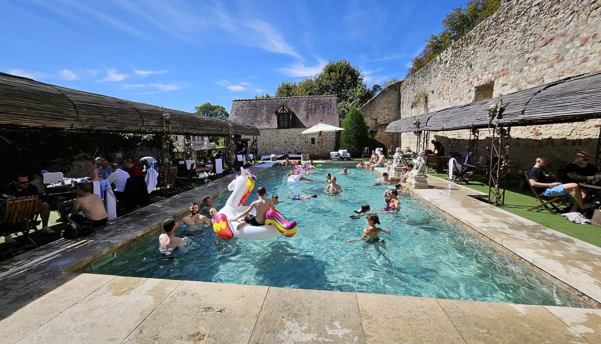 I can't believe <a href="/OmletteMerve/">Merve</a> made it to #CastleParty2023! She said she couldn't come. And of course, I find her at the pool party. You want me to get you a drink, Merve? You look hot. 🍻