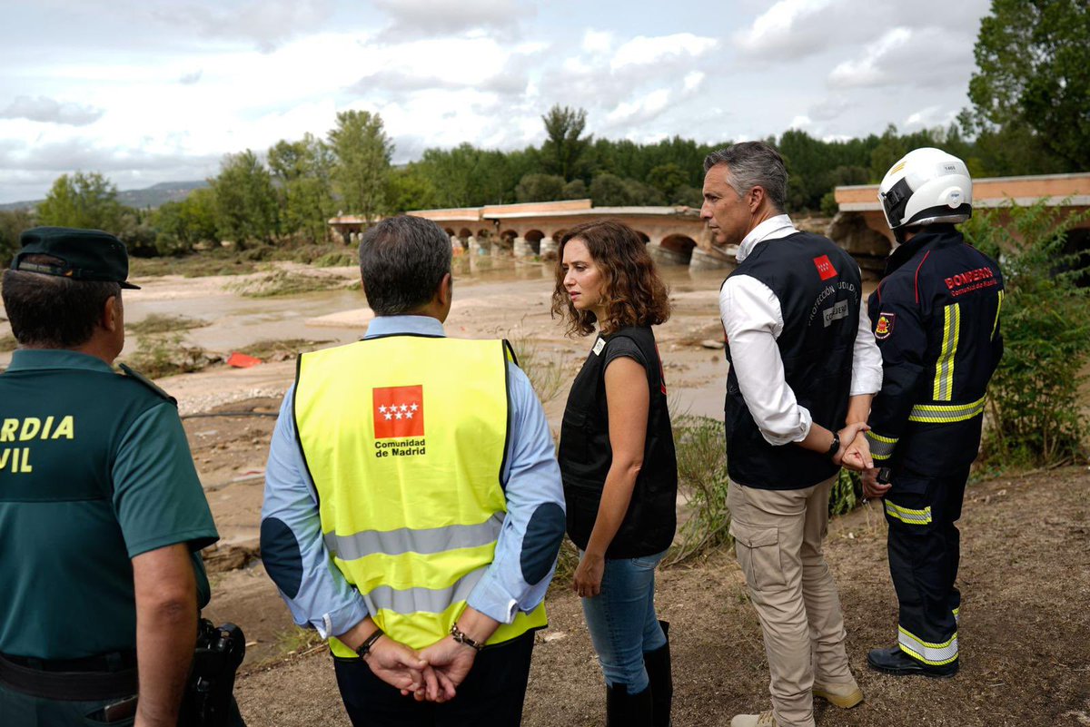 IdiazAyuso's tweet photo. Aún quedan dos desaparecidos y hay daños catastróficos en el suroeste de Madrid.

Gracias a los madrileños por su ejemplar colaboración, evitando males aún mayores: más víctimas, colapso de las emergencias… Acciones que salvan vidas. 

Acompañamos a los afectados. https://t.co/BAxG7tCami