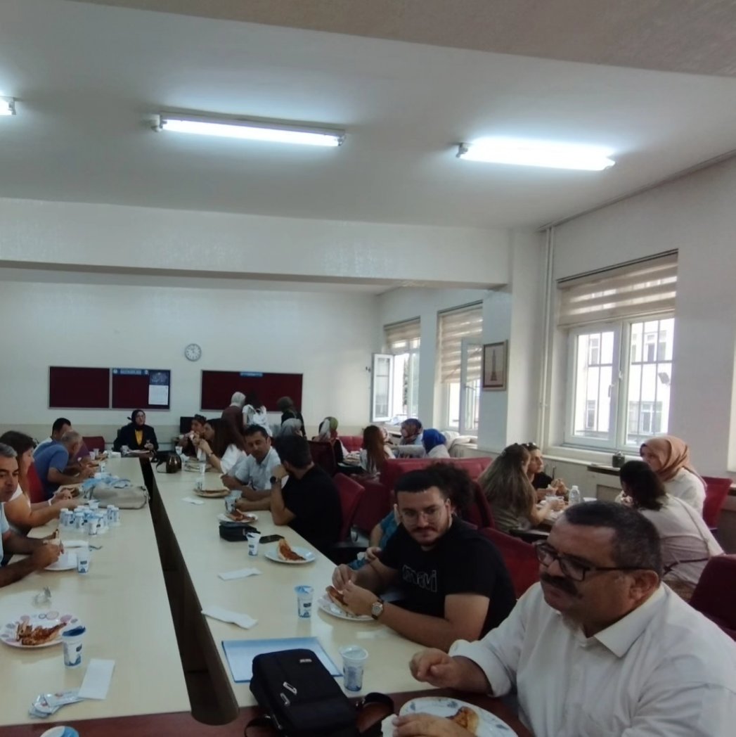 Öğretmenlerimiz Milli Eğitim Bakanımız Sayın Yusuf Tekin'in çevrimiçi gerçekleştirdiği görüşmeye katıldı. Ardından öğretmenler kurul toplantımız gerçekleştirildi. Toplantının akabinde okul müdürümüzün öğretmenlerimize ikramı oldu. <a href="/sultangazimem1/">Sultangazi İlçe Millî Eğitim Müdürlüğü</a> <a href="/BAKIRPINAR/">Pınar</a>