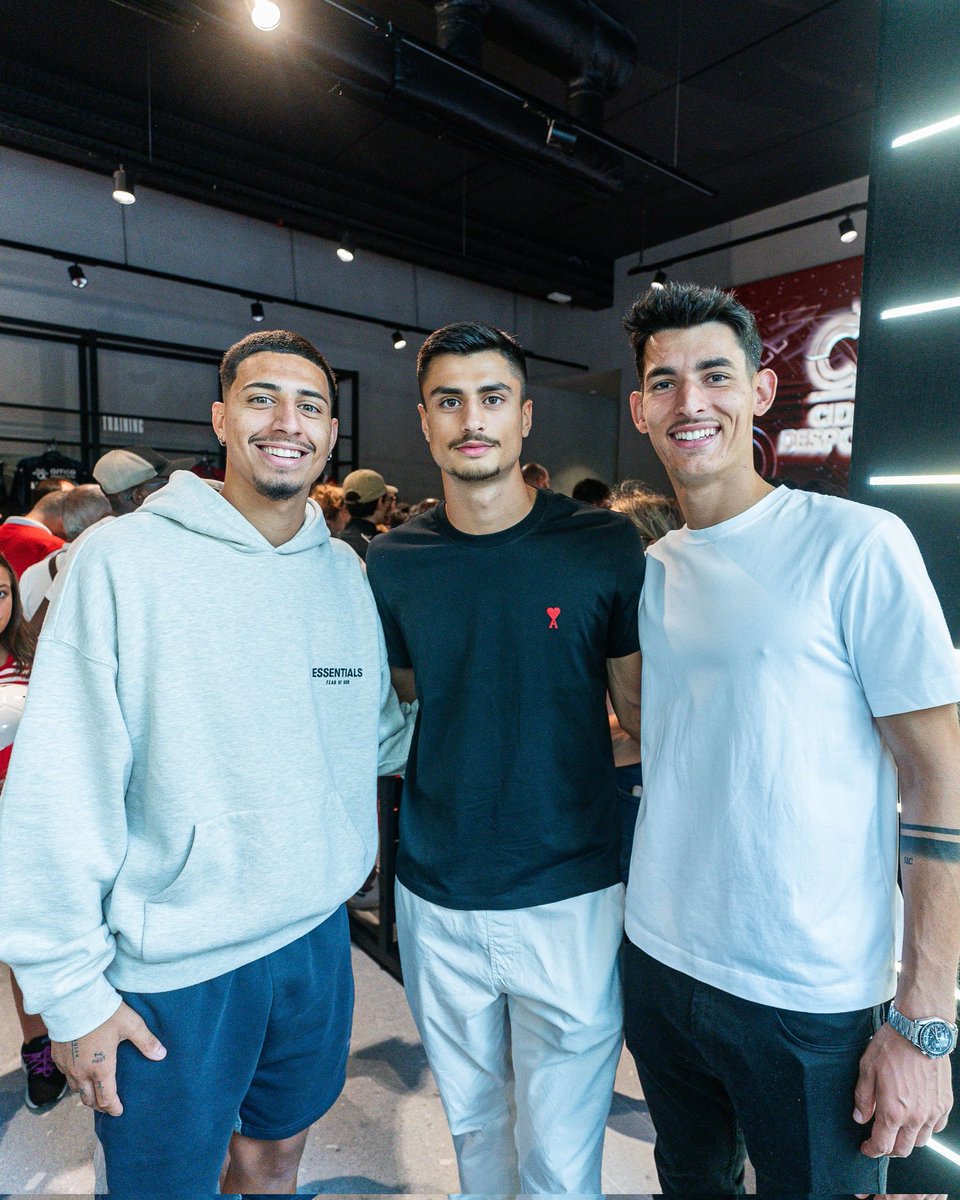 scbragaformacao's tweet photo. Yan Said, André Lacximicant e Diogo Fonseca estiveram presentes na abertura da SC Braga Store da Cidade Desportiva 🔴⚪

Continuamos a construir o futuro, JUNTOS!

#PorMaisFuturo https://t.co/KYG1ga3qUv