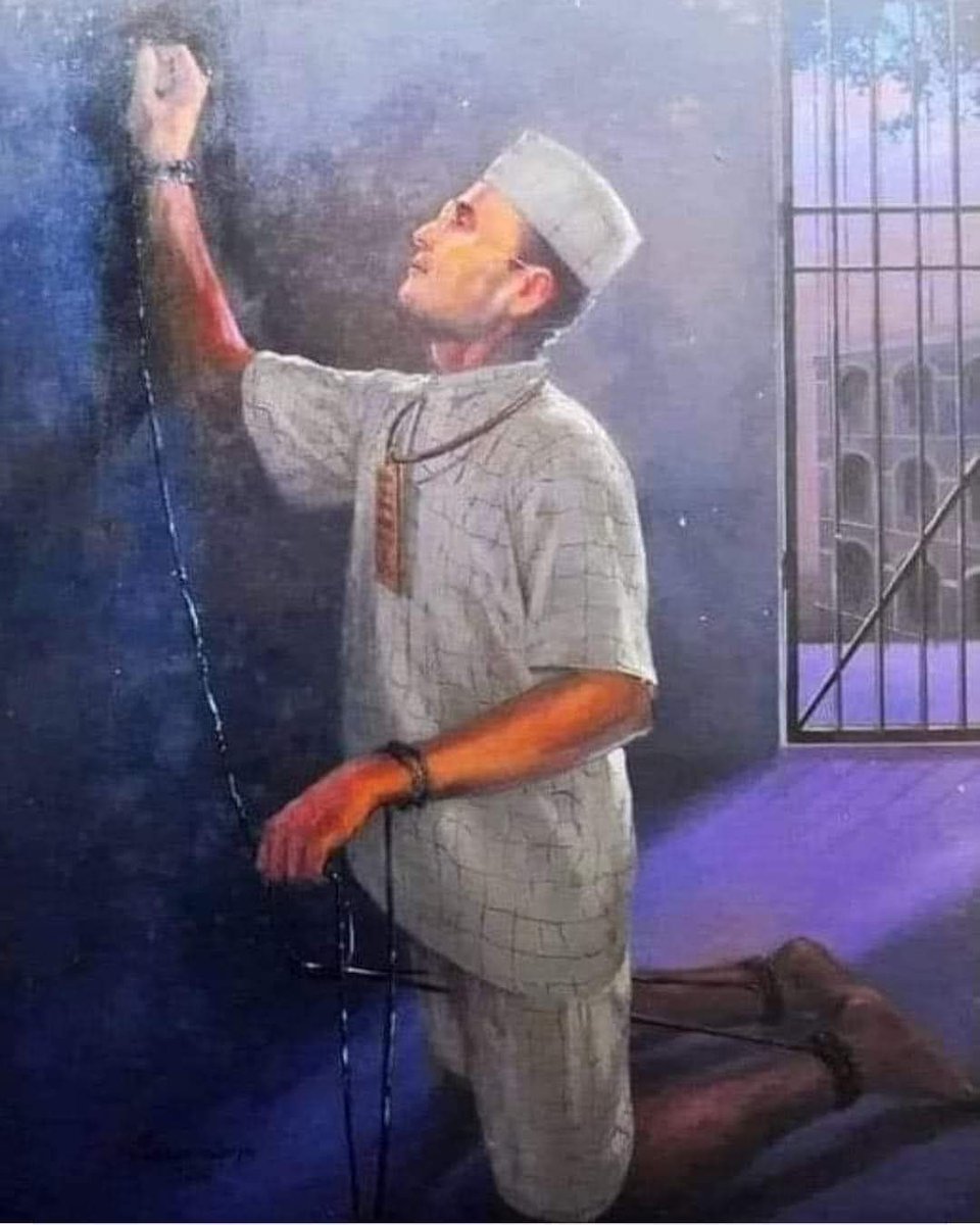 इतिहास में छुपाया गया एक सच ....वीर सावरकरजी

28 वर्ष का एक युवक अंडमान में एक कालकोठरी में बन्द होता है। अंग्रेज उससे दिन भर कोल्हू में बैल की जगह हाँकते हुए तेल पेरवाते हैं, रस्सी बटवाते हैं और छिलके कूटवाते हैं।

Read more : surl.li/kuads