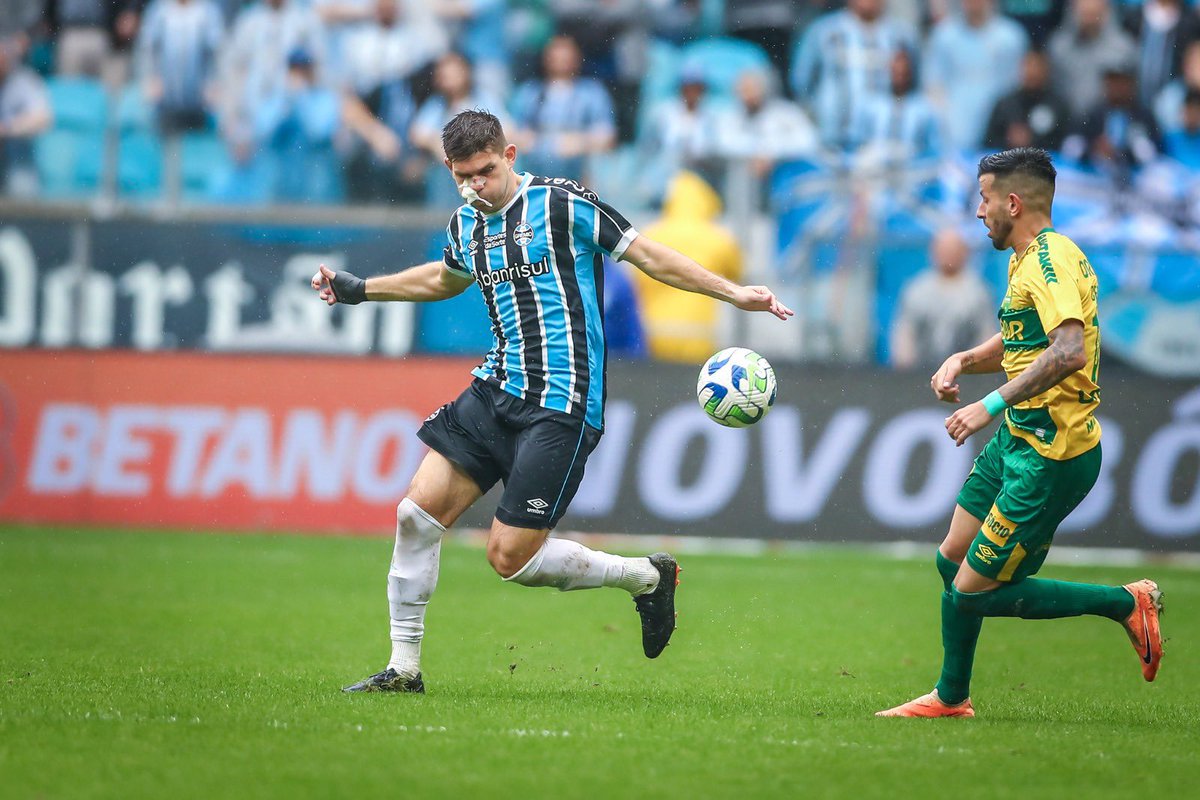 GuaibaEsporte's tweet photo. 🇪🇪 Grêmio não sofreu gols nas suas últimas duas partidas, diante do Cruzeiro (3-0) e do Cuiabá (2-0). A última vez que o Tricolor conseguiu tal sequência foi no mês de abril, quando venceu o ABC (2-0) e o Santos (1-0) sem ser vazado. 

📸 @Gremio https://t.co/XgUp0cVdNx