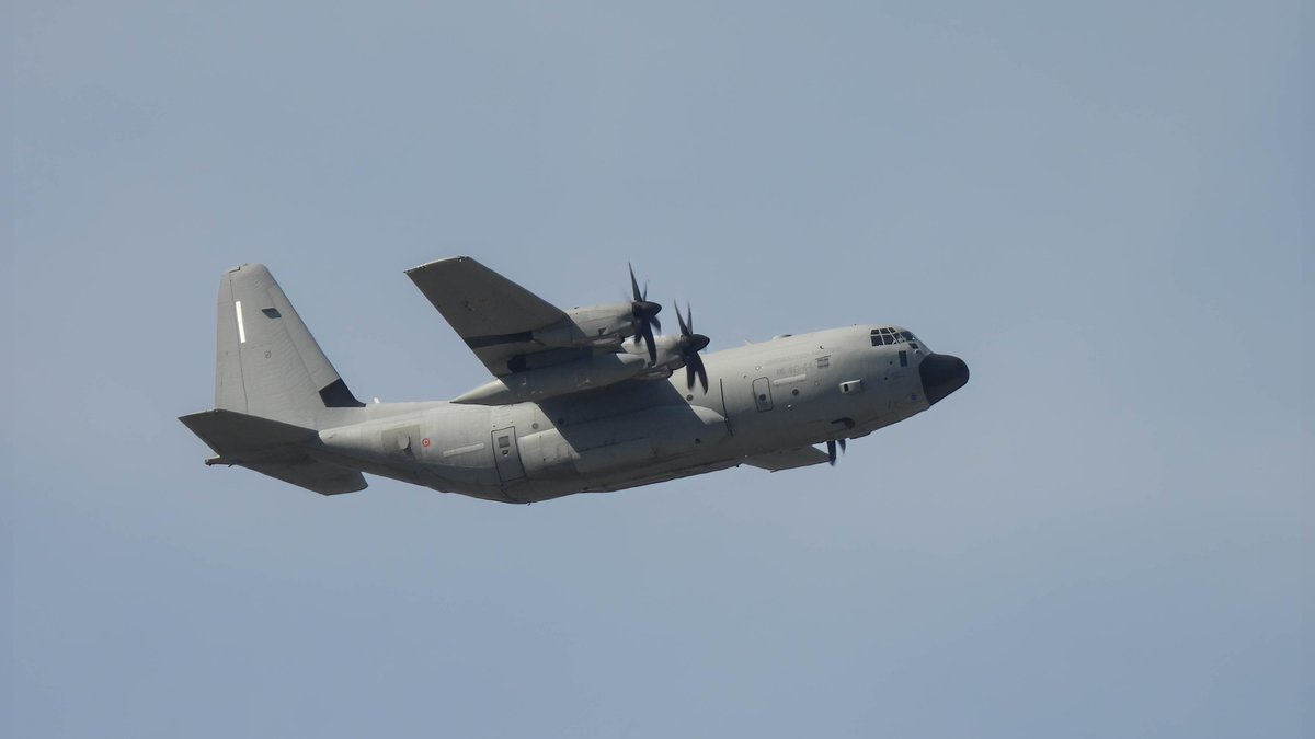 EHEH_Spotter's tweet photo. #FALCONLEAP2023 

Day 1 : #Rogue01/04 flight

🇮🇹Italian Air Force C130J Hercules MM62179 as #ROGUE03 
🇷🇴Romanian Air Force Alenia C-27J Spartan as #ROGUE04

🇳🇱RNLAF C-130H Hercules G-275 as #ROGUE01
🇳🇱RNLAF C-130H Hercules G-988 as #ROGUE02

#NLSPOT #garden https://t.co/JlPOH7pvKY