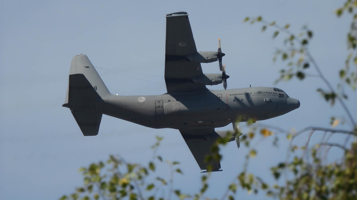 EHEH_Spotter's tweet photo. #FALCONLEAP2023 

Day 1 : #Rogue01/04 flight

🇮🇹Italian Air Force C130J Hercules MM62179 as #ROGUE03 
🇷🇴Romanian Air Force Alenia C-27J Spartan as #ROGUE04

🇳🇱RNLAF C-130H Hercules G-275 as #ROGUE01
🇳🇱RNLAF C-130H Hercules G-988 as #ROGUE02

#NLSPOT #garden https://t.co/JlPOH7pvKY