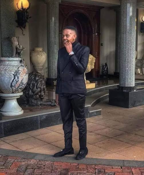 One thing about Chatunga you won't find him at Zanu Pf gatherings wearing a scarf, Mugabe left a rebel